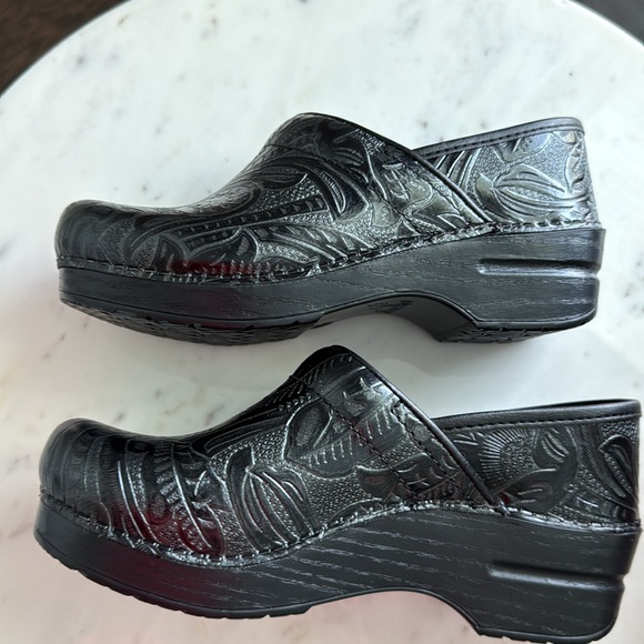 Dansko Black Embossed Clogs, Size 6 - Picture 7 of 11